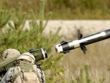 Aμερικανικό αντιαρματικό βλήμα Javelin κονιορτοποιεί άρμα μάχης - Δείτε το βίντεο